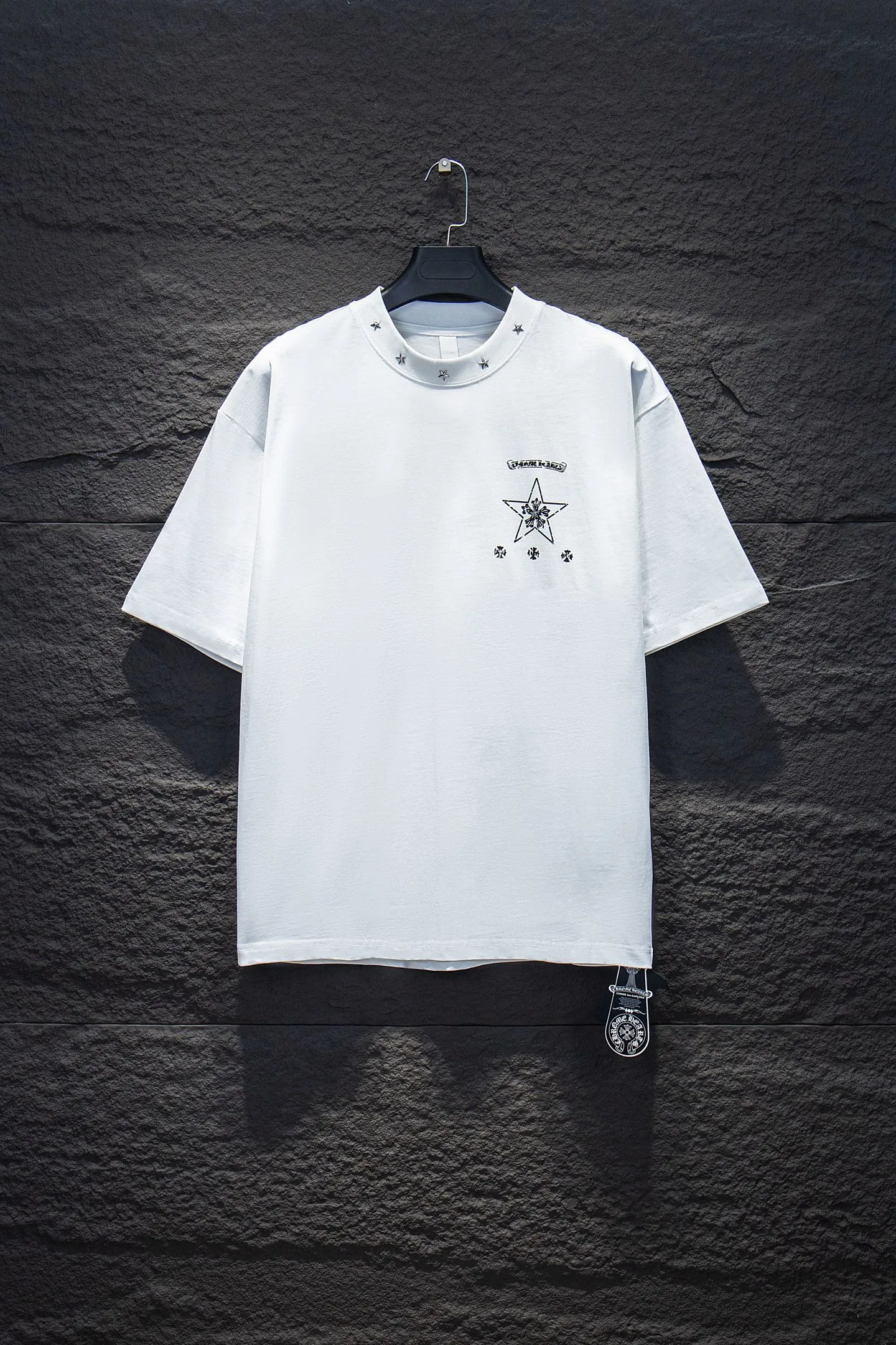 P170 Chrome hearts• 25ss ⚠YB custom-woven and dyed fabric, color, printing, version, accessories, hardware. The fabric is woven by imported machines. The uniqueness of the cloth texture creates a perfect garment effect. The fabric is made of 260-gram clean cloth with 320-gram 1*1 rib. 4-color environmentally friendly dyed fabric, and the threads are in the same cylinder without color difference.  Gradient graffiti on garments, hand-painted graffiti technology on garments, details clearly visible on the collar, pockets, cuffs, and front and rear threads. The printing uses Japanese BROTHER white ink digital direct-injection garment printing. This model is a global limited edition. In order to present a product like a work of art, after a long period of repeated determination of details, a very high-standard garment is presented. The front chest is made of direct-injection printing environmentally friendly glue material, using a mechanized printing process. Mechanical printing has high precision, the positioning accuracy can reach ±0.02mm, and the quality is stable.  The body of the garment is processed with hand-nailed hardware elements, which greatly increases the interest of the garment and creates a unique visual effect. The special washing effect creates a unique aged effect.  Croix Heart Short Sleeve must be the first short-sleeved piece in spring and summer that blurs the boundaries of unisex style. It has a classic dropped shoulder oversize version and a loose and casual upper body.  Color: Black White Size: S M L XL